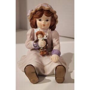 Giordano Art Victoria figurine H3804 Heirloom Tradition 3 Inches Tall